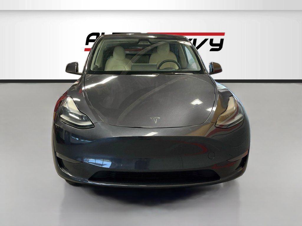Used 2024 Tesla Model Y Long Range AWD/4WD image 2