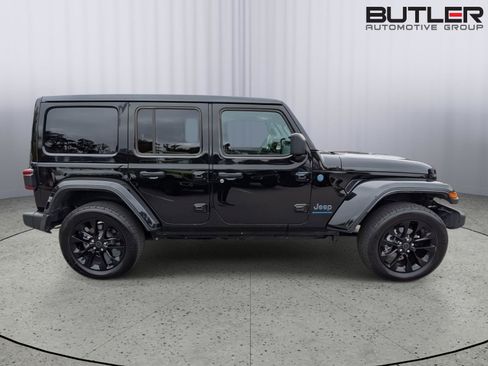 Used 2025 Jeep Wrangler Unlimited Sahara w/ Safety Group AWD/4WD image 9