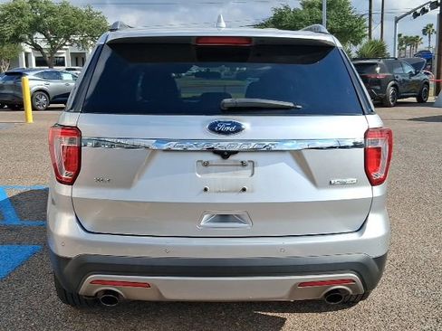 Used 2017 Ford Explorer XLT image 5