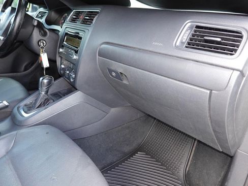 Used 2011 Volkswagen Jetta SE FWD image 16
