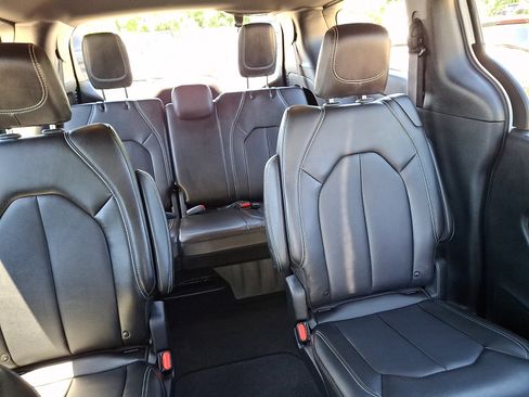 Used 2025 Chrysler Pacifica Select FWD image 20