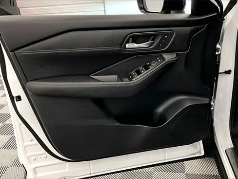 Used 2024 Nissan Rogue SL w/ SL Premium Package image 17