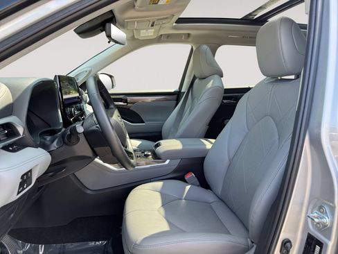 Used 2023 Toyota Highlander Platinum AWD/4WD image 9