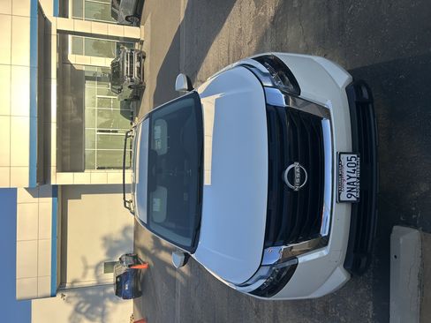 Used 2024 Nissan Pathfinder SV image 2