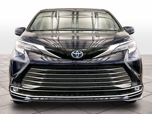 Used 2021 Toyota Sienna Limited FWD image 3