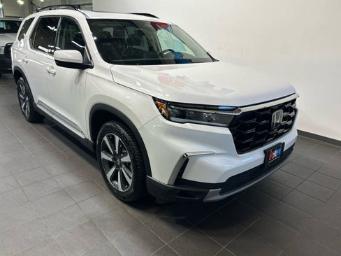 Used 2025 Honda Pilot Touring image 2