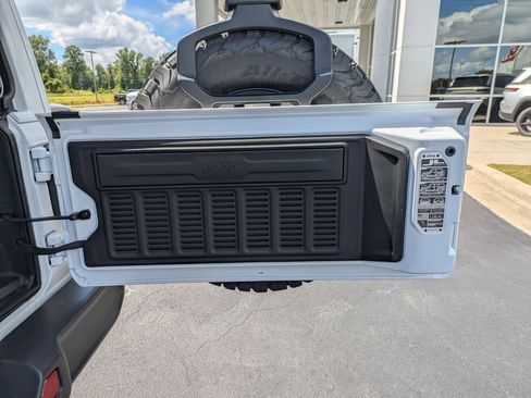 New 2025 Jeep Wrangler Rubicon w/ Technology Group image 32