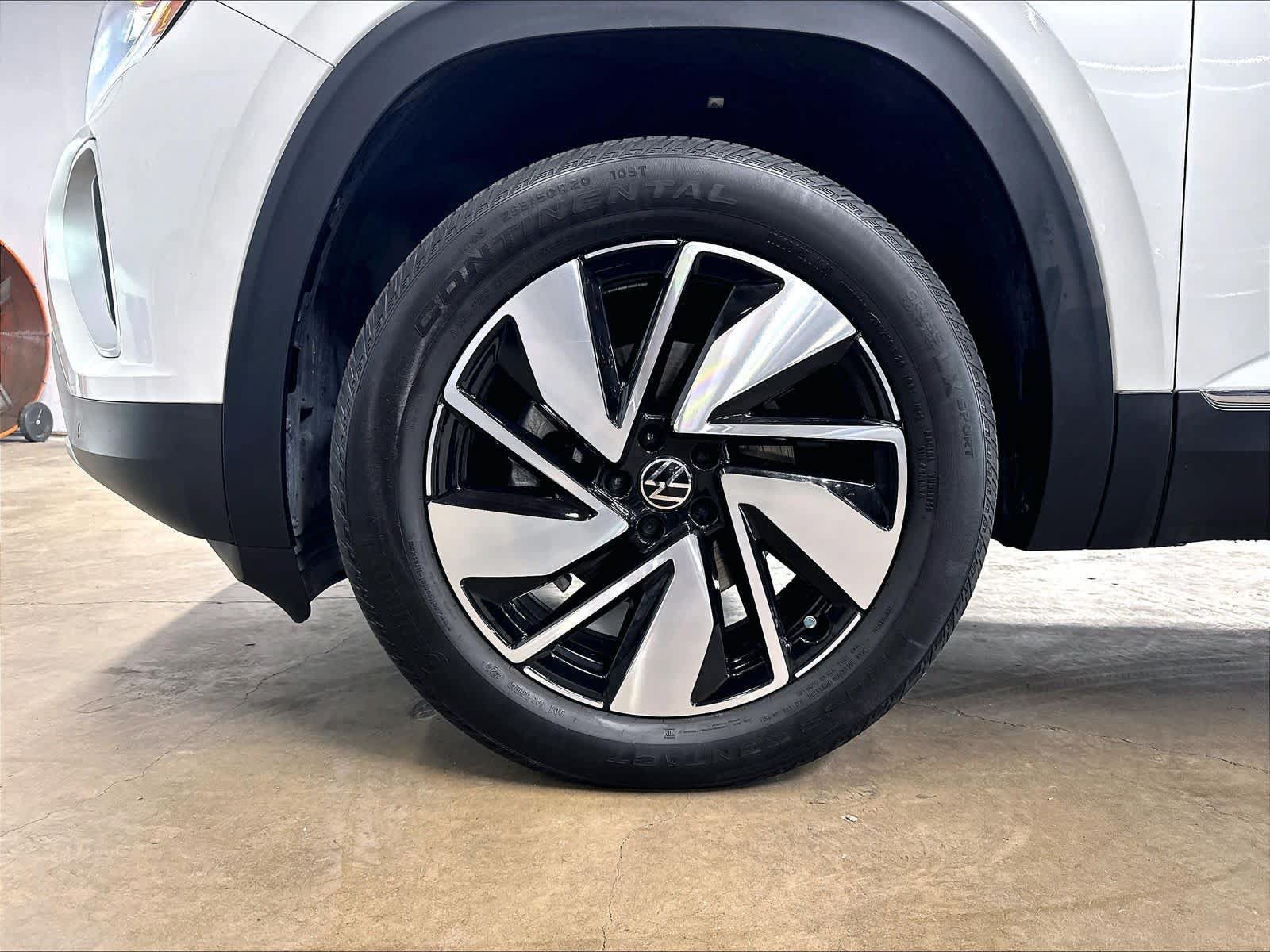 Used 2025 Volkswagen Atlas SEL AWD/4WD image 12