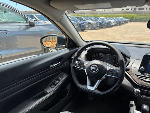 Used 2025 Nissan Altima 2.5 SV FWD image 34