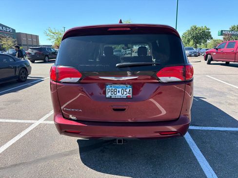 Used 2017 Chrysler Pacifica Touring FWD image 6