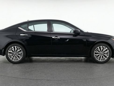 Used 2025 Nissan Altima 2.5 SV image 11