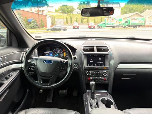 Used 2017 Ford Explorer XLT w/ Equipment Group 202A AWD/4WD image 20