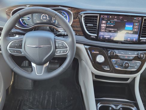 Used 2022 Chrysler Pacifica Limited image 26