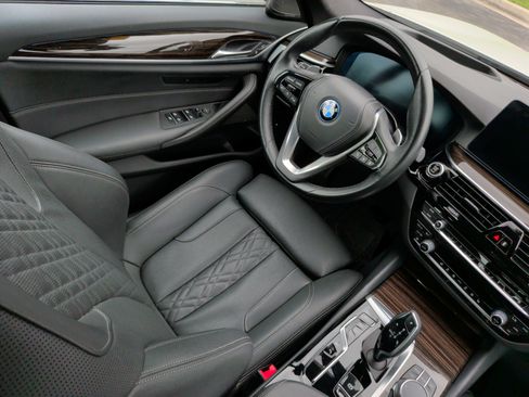 Used 2023 BMW 530e w/ Premium Package image 33