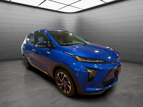 Used 2022 Chevrolet Bolt EUV Premier w/ Sun & Sound Package image 7