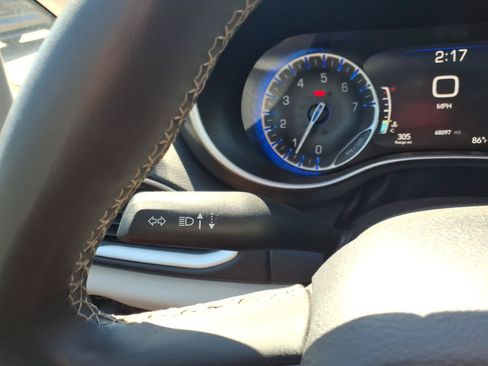 Used 2023 Chrysler Pacifica Touring-L FWD image 25