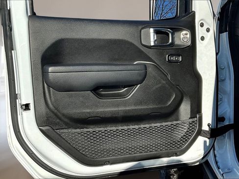 Used 2025 Jeep Wrangler Unlimited Rubicon AWD/4WD image 8