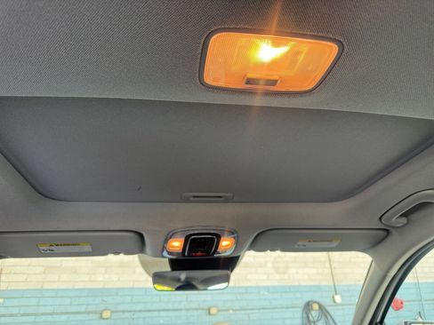 Used 2025 Hyundai Elantra Limited image 29