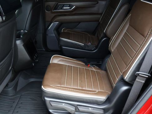 Used 2025 GMC Yukon Denali Ultimate w/ LPO, Floor Liner Package AWD/4WD image 27