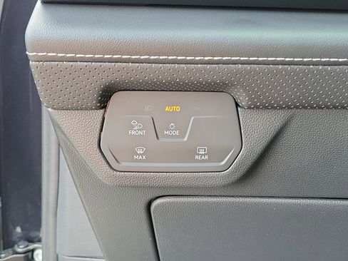 Used 2024 Volkswagen Atlas Cross Sport SE image 30