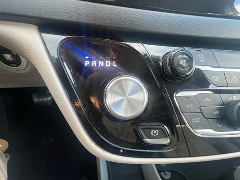 Used 2017 Chrysler Pacifica Touring image 20