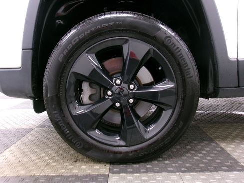 Used 2020 Jeep Cherokee Latitude Plus AWD/4WD image 16