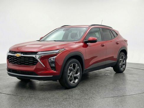 Used 2025 Chevrolet Trax LT FWD image 3