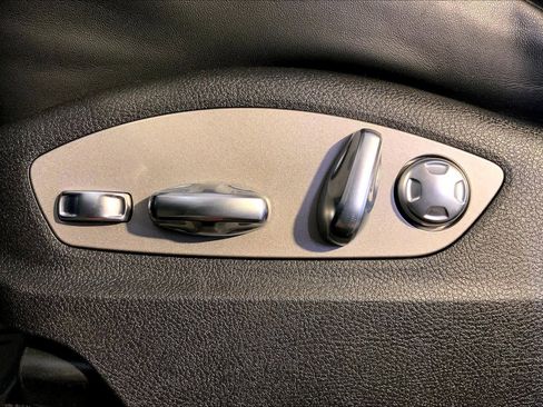 Certified 2025 Porsche Macan image 40