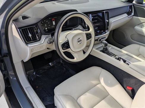 Used 2022 Volvo V60 T5 Cross Country image 10