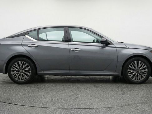 Used 2025 Nissan Altima 2.5 SV FWD image 11
