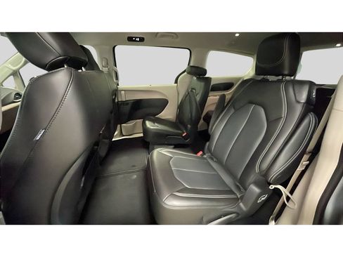 Used 2024 Chrysler Pacifica Touring-L FWD image 15