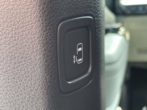Used 2024 Kia Carnival EX FWD image 22