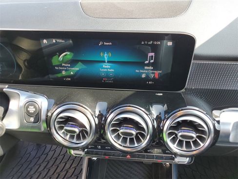 Used 2021 Mercedes-Benz GLB 250 4MATIC image 29