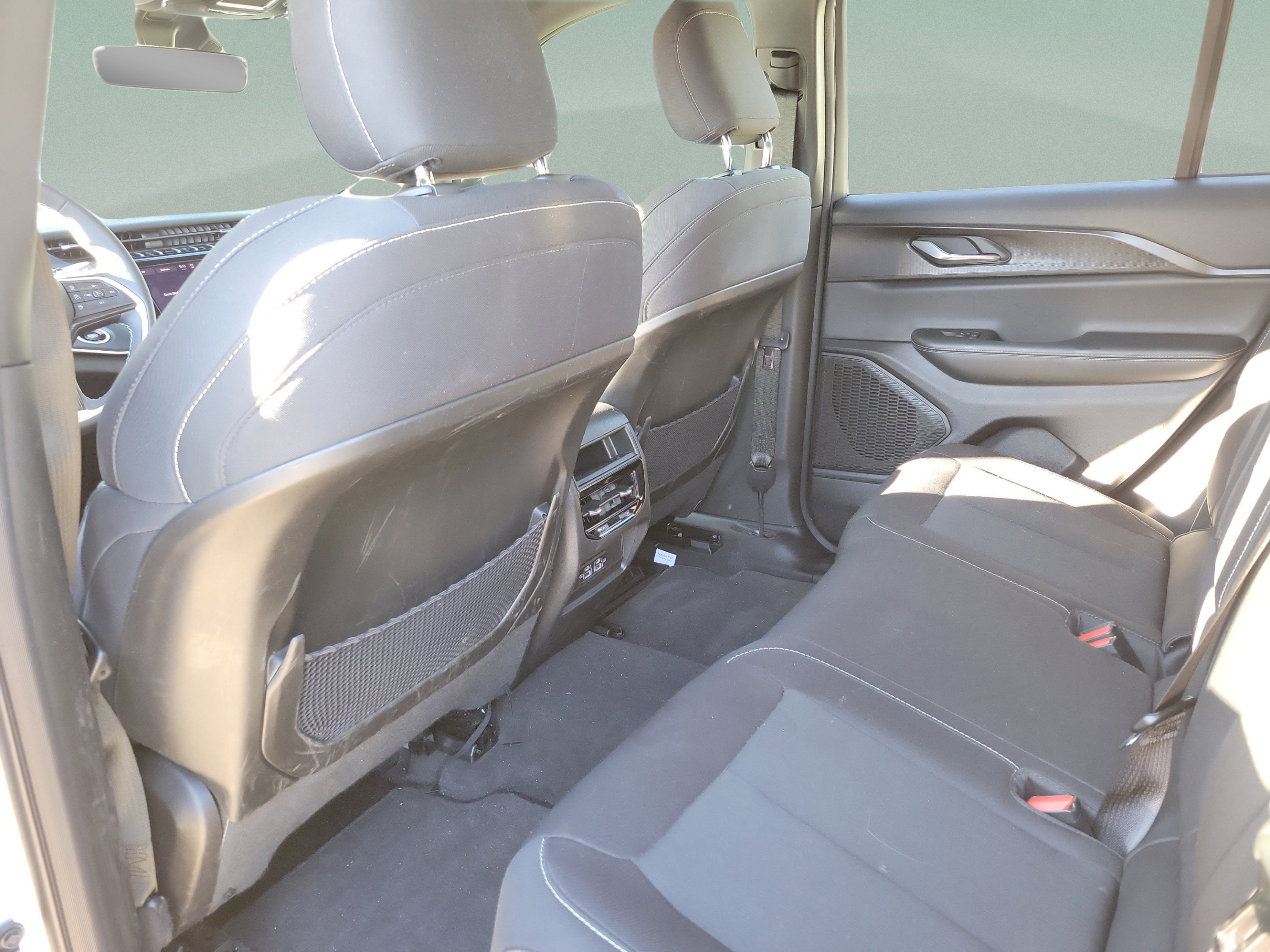 Certified 2025 Jeep Grand Cherokee Laredo RWD image 9