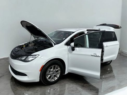 Used 2023 Chrysler Voyager LX image 8
