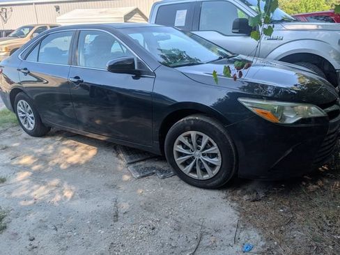 Used 2017 Toyota Camry LE FWD image 2