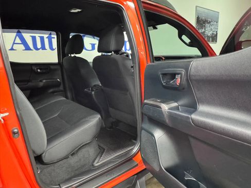 Used 2017 Toyota Tacoma TRD Sport AWD/4WD image 16