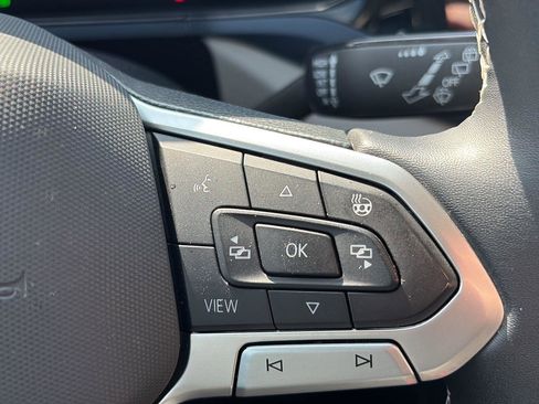 Certified 2023 Volkswagen Taos SE w/ Panoramic Sunroof Package AWD/4WD image 19