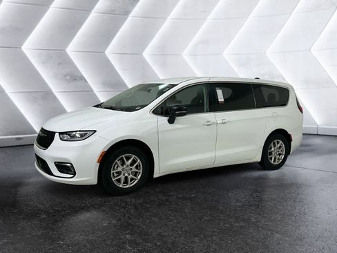 Used 2024 Chrysler Pacifica Touring-L image 3