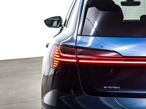 Used 2023 Audi e-tron Premium w/ Convenience Plus Package image 15