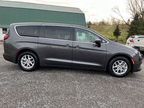 Used 2023 Chrysler Voyager LX image 4