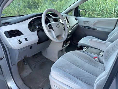 Used 2012 Toyota Sienna LE w/ Towing Pkg FWD image 8