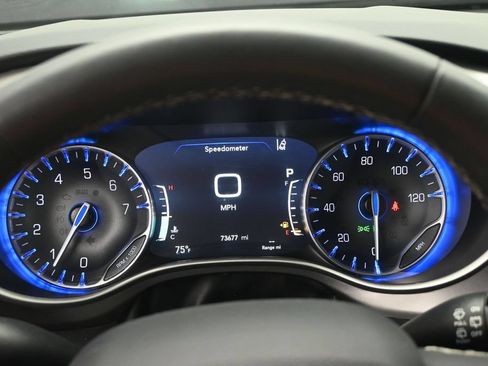 Used 2023 Chrysler Pacifica Touring-L FWD image 11
