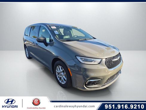 Used 2023 Chrysler Pacifica Touring-L FWD image 1