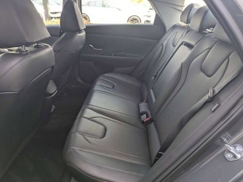 Used 2025 Hyundai Elantra Limited image 12