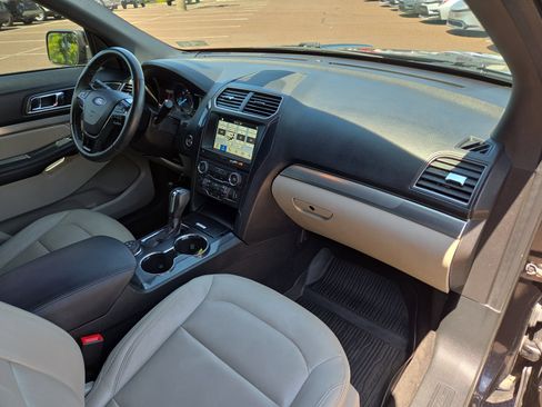 Used 2018 Ford Explorer XLT w/ Equipment Group 202A AWD/4WD image 17