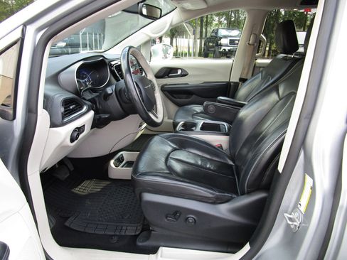 Used 2020 Chrysler Pacifica Limited image 16