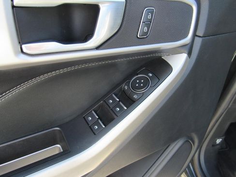 Used 2022 Ford Explorer XLT w/ Equipment Group 202A image 16