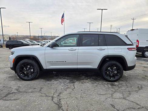 New 2025 Jeep Grand Cherokee Altitude image 7