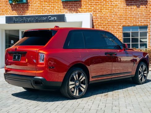 Used 2023 Rolls-Royce Cullinan AWD/4WD image 2
